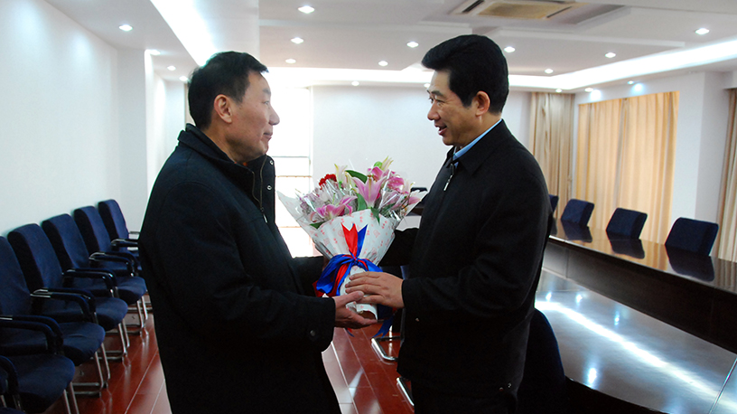 市政協(xié)主席仲昆代表市委、市政府慰問李永安董事長并視察德源